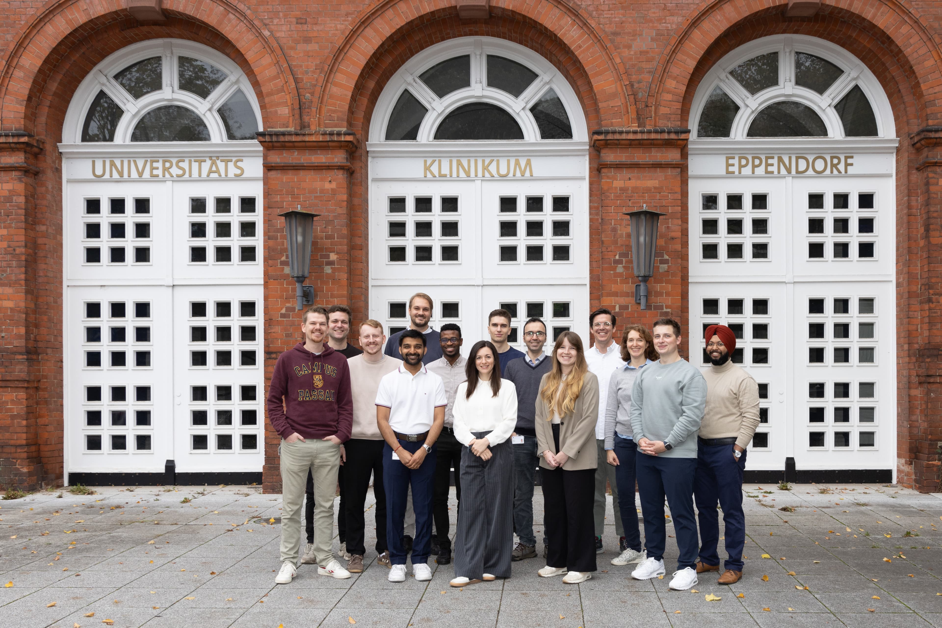 IDM-Team vor dem Universitätsklinikum Hamburg-Eppendorf